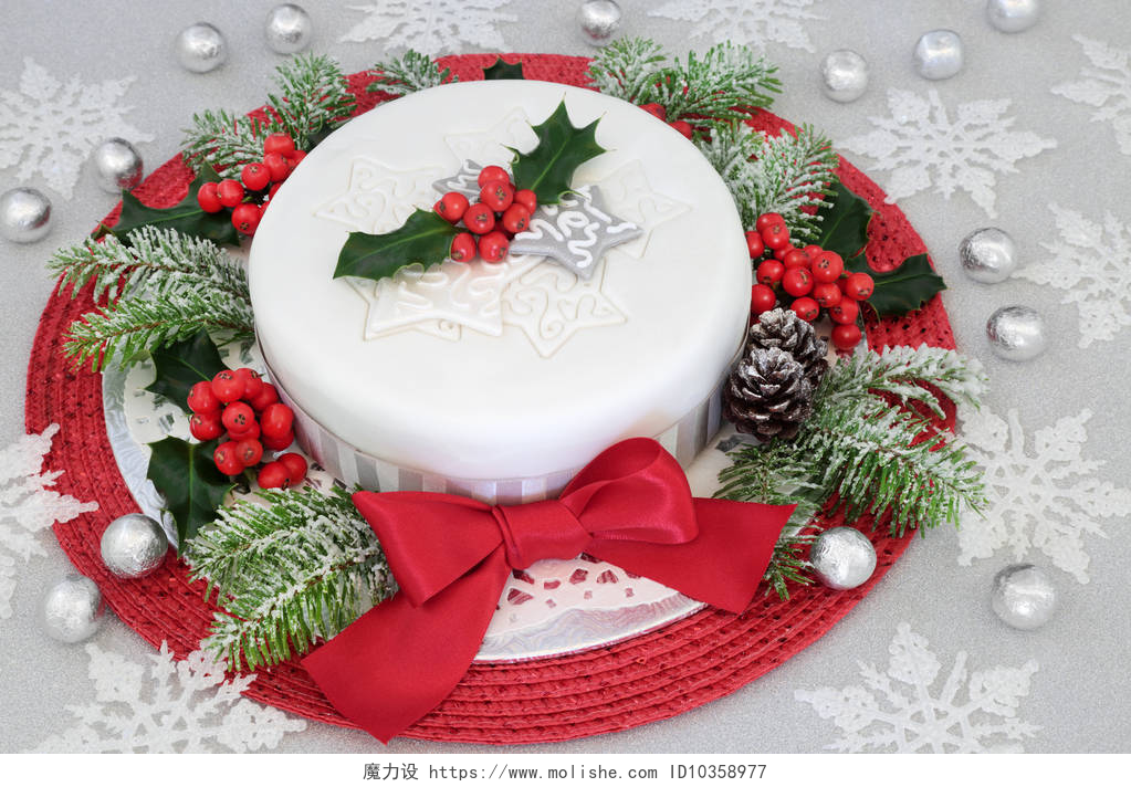 有枞树雪花银箔装饰的圣诞蛋糕 节日的冰圣诞蛋糕